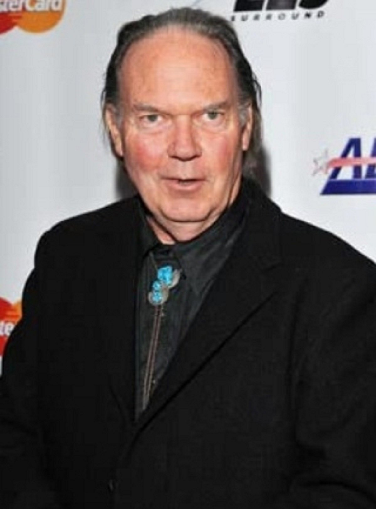 Neil Young removes music from Spotify