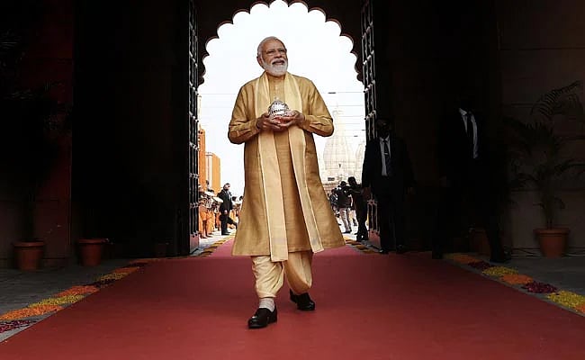 Reality Bites: Public wealth as pittance to flaunt Dear Leader’s fakeeri