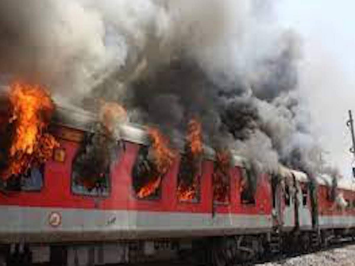 Fire in pantry car of Gandhidham-Puri Express train in Maha's Nandurbar, no casualty reported
