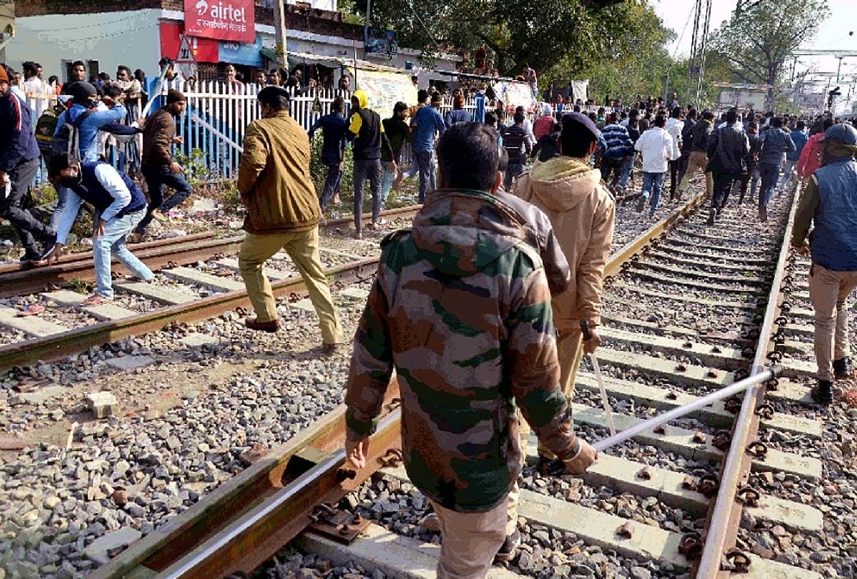 Police chase away students protesting against long delay in railway recruitment in Prayagraj