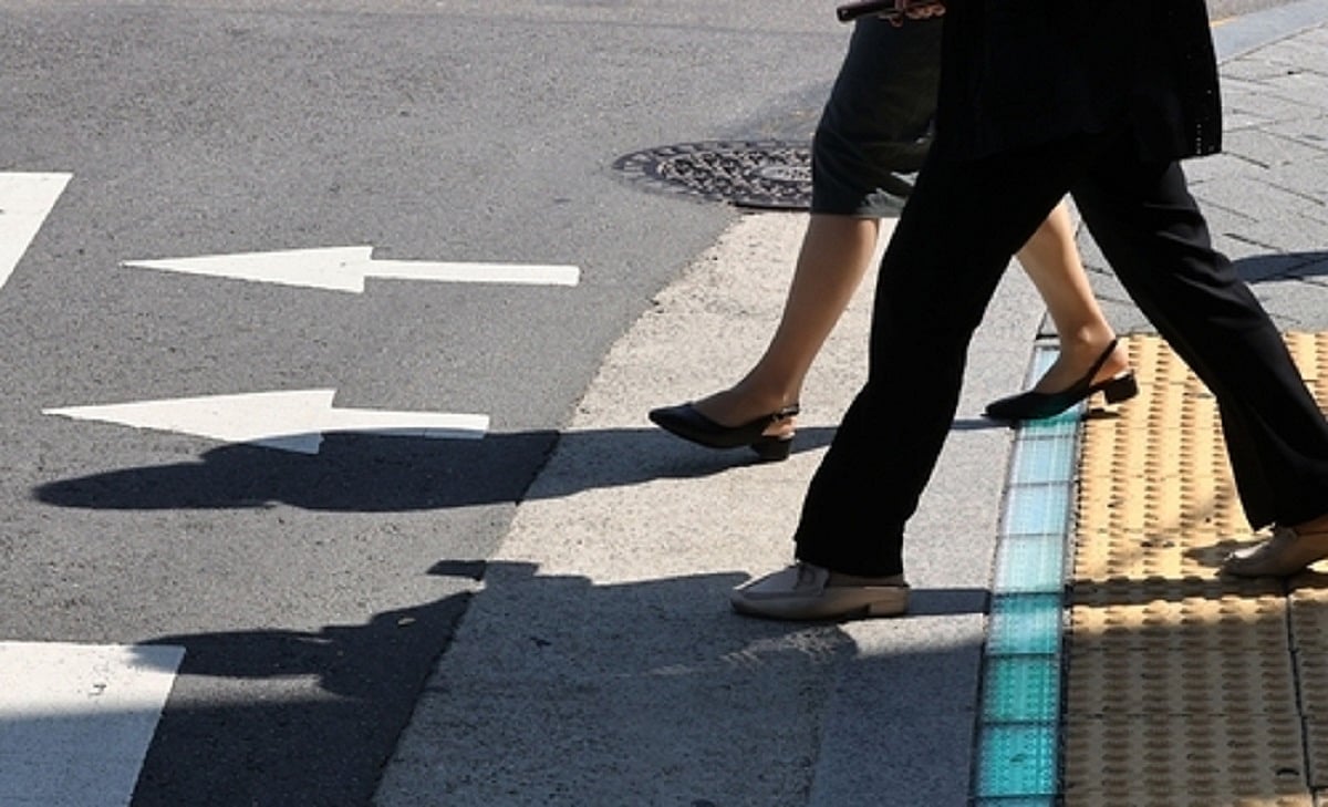 In-ground traffic lights installed in Seoul for 'smartphone zombies'
