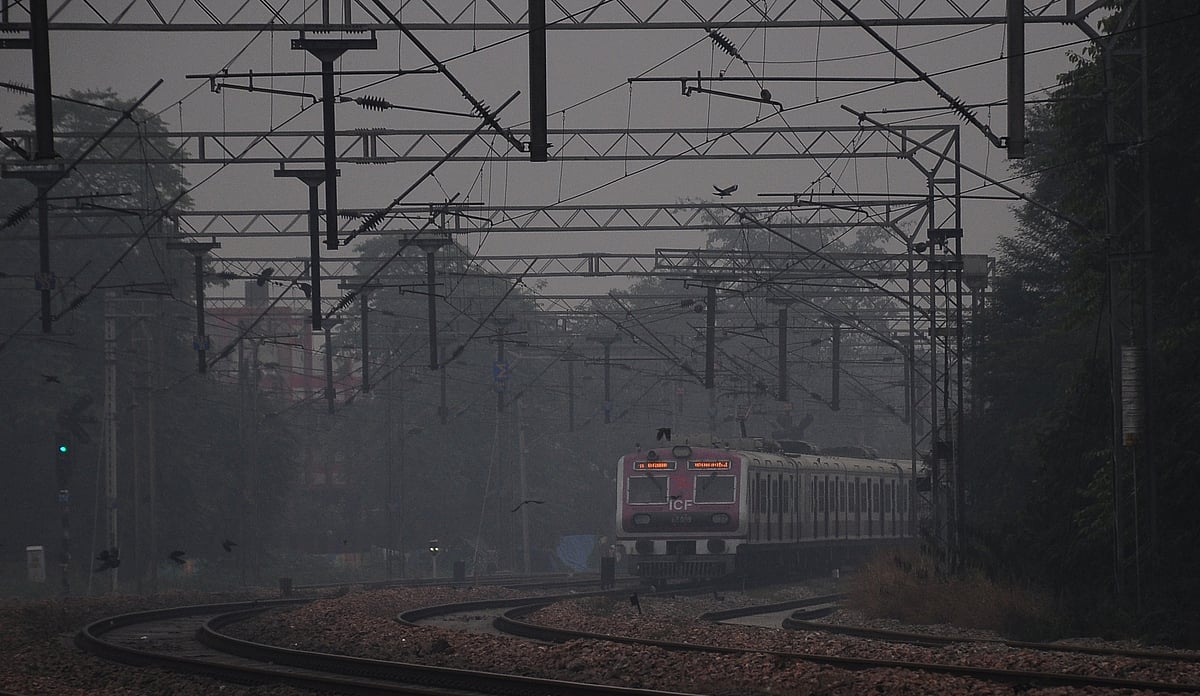 Delhi wakes up to dense fog on Thursday