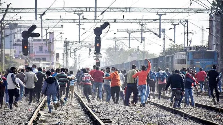 Rail, road traffic hit as students call for Bihar bandh
