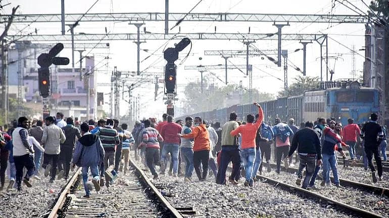 Rail, road traffic hit as students call for Bihar bandh