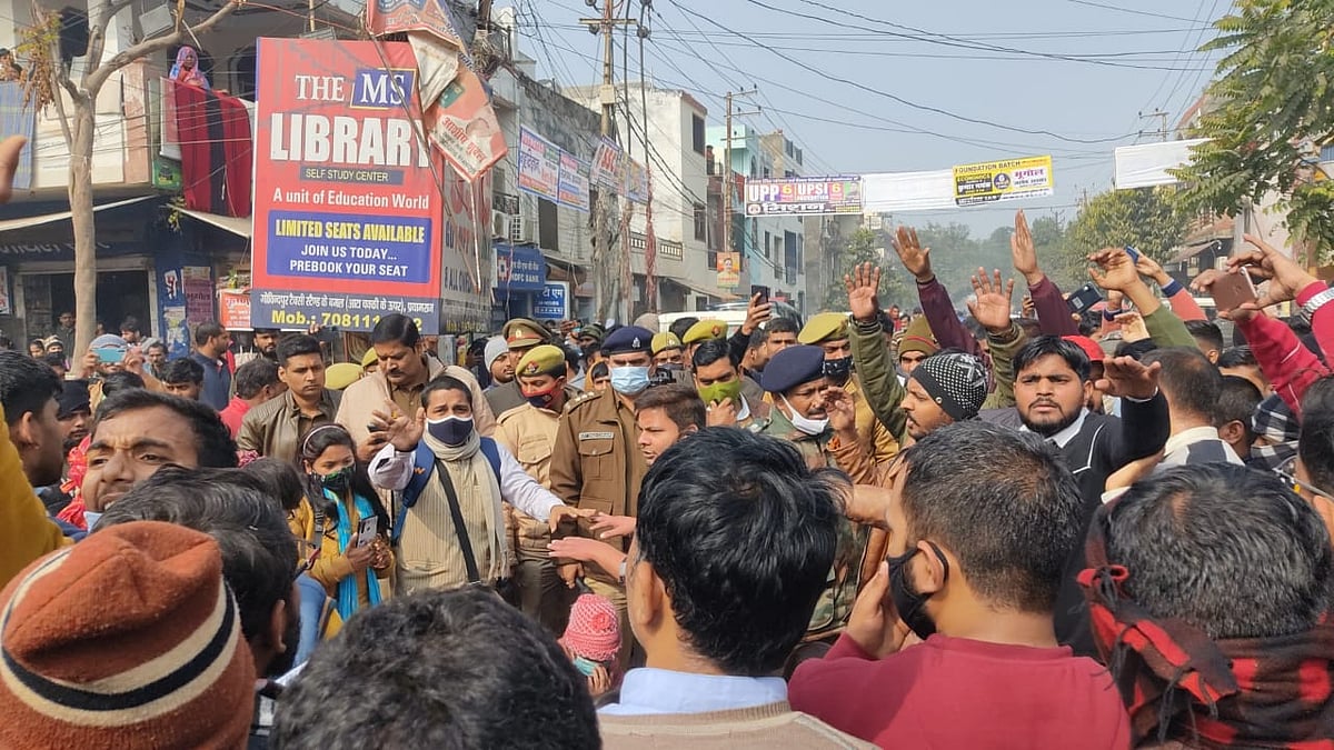 Watch video: Massive protest erupts in Prayagraj against Yogi govt; youths clang utensils, demand employment