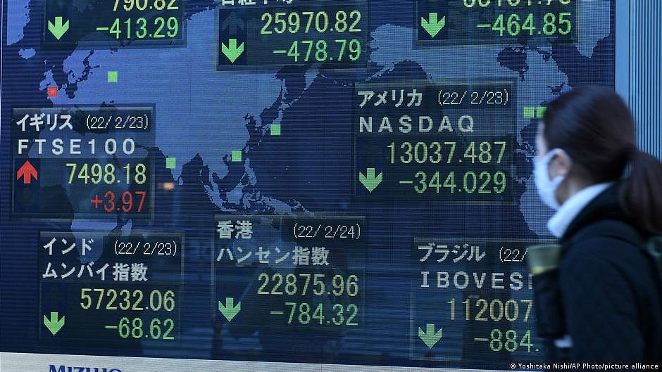 Sensex, Nifty slide over 1% as IT rout and weak global cues weigh on markets
