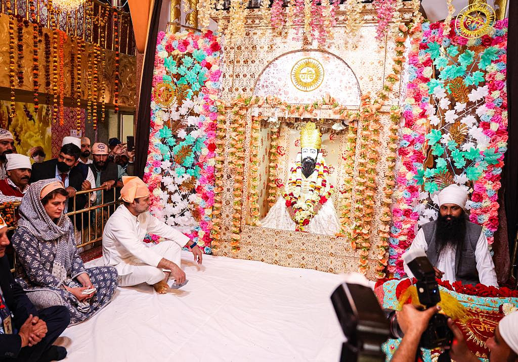 Rahul, Priyanka pay obeisance at Guru Ravidas's birthplace in Varanasi