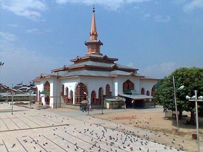 Minaret of famous Kashmir shrine tilted by earthquake