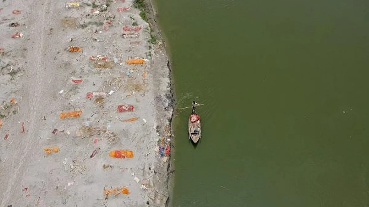 Washed up bodies on the shore of Ganga