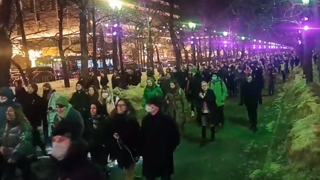 WATCH: Huge crowds gather across Russia to protest against Ukraine invasion and chant ‘no to war!’