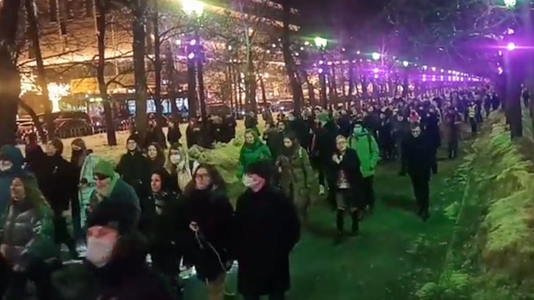 WATCH: Huge crowds gather across Russia to protest against Ukraine invasion and chant ‘no to war!’