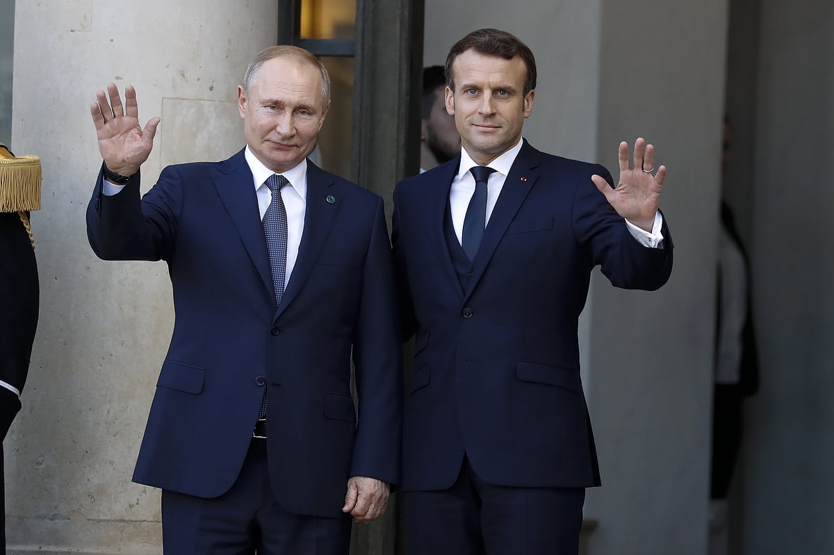 Putin, Macron discuss situation in Ukraine over phone