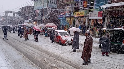 Fresh snowfall shuts J-K highway, vehicles stranded