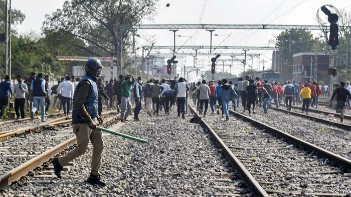 UP Police thrash students protesting against alleged 'scam' in Railway recruitment  