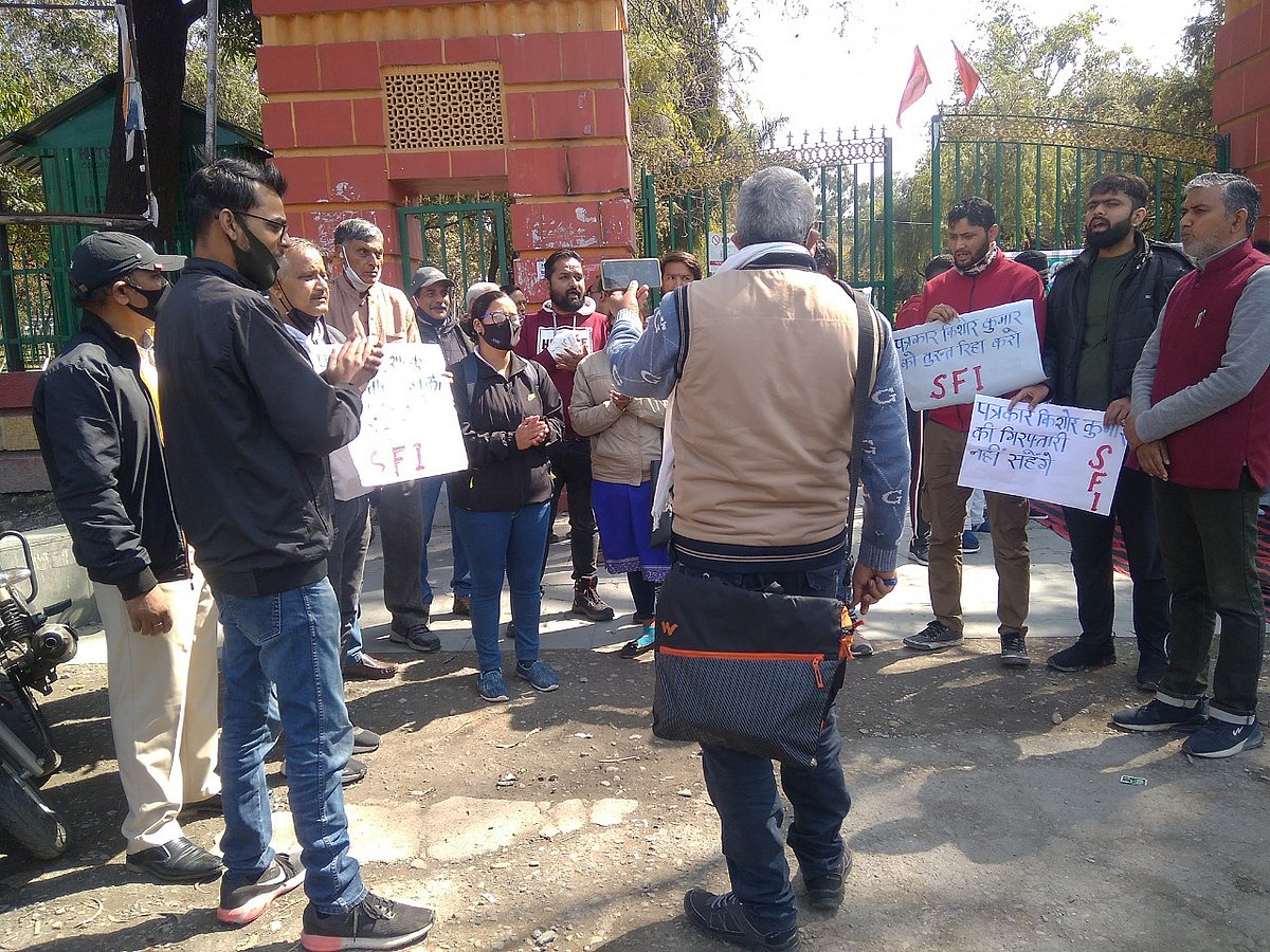 Uttarakhand: Dalit journalist of news portal 'Janjawar' arrested on "fake charges", scribes demand release