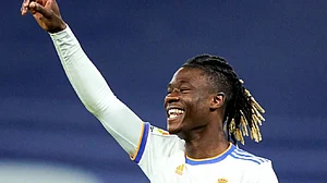 Real Madrid move eight points clear, VAR helps Barca to controversial win