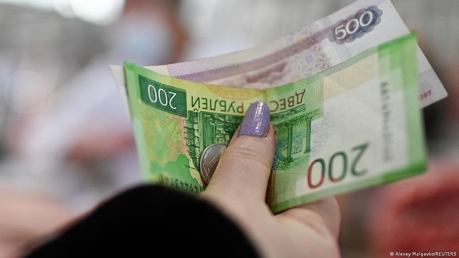 Russia's currency bounces back after Moscow mandates payment for gas in gold-pegged ruble
