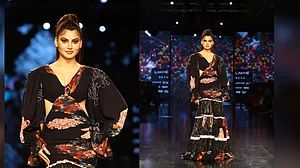 Urvashi Rautela sets the ramp on fire as showstopper at Grand Finale Show of FDCI Lakme Fashion Week