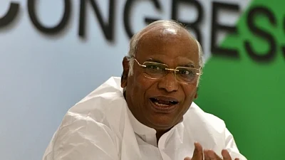 Reports of EVM mishandling are very serious: Kharge