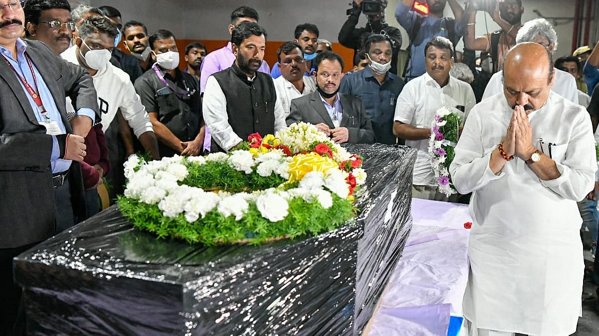 Karnataka Chief Minister Basavaraj Bommai pays tribute to Naveen Shekharappa Gyangoudar