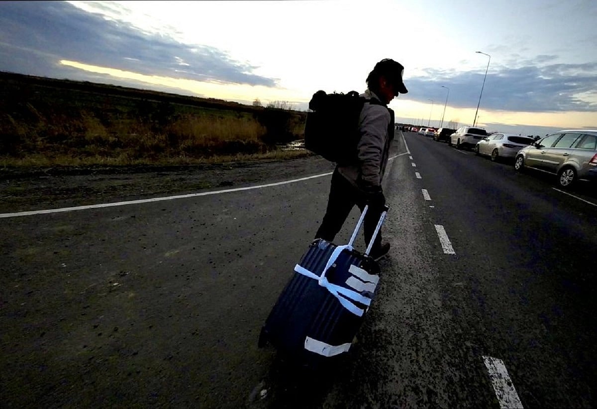 Hollywood star Sean Penn abandons car, leaves Ukraine on foot