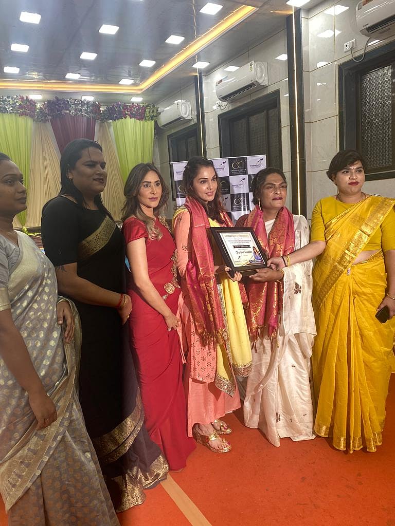 Isha Koppikar spreads happiness and smiles in Kinnar Samaj