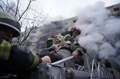 2 killed as Russian shelling hits Kiev apartment building