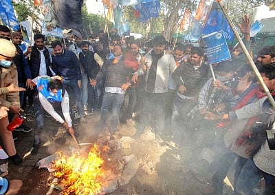 Gujarat NSUI burns effigy of BJP govt in front of Assembly building