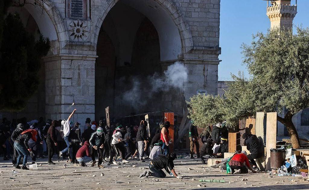 Clashes erupt at Jerusalem holy site, 117 Palestinians hurt