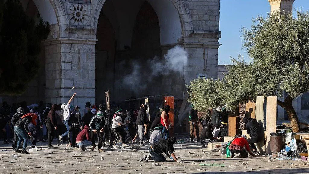 Clashes erupt at Jerusalem holy site, 117 Palestinians hurt