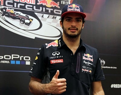Carlos Sainz renews contract with Ferrari, to remain with team till 2024