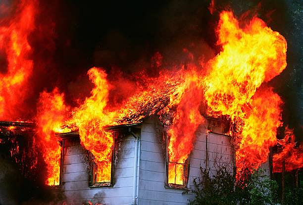 UP: Mob sets houses on fire in Agra, accuses Muslim man of kidnapping woman
