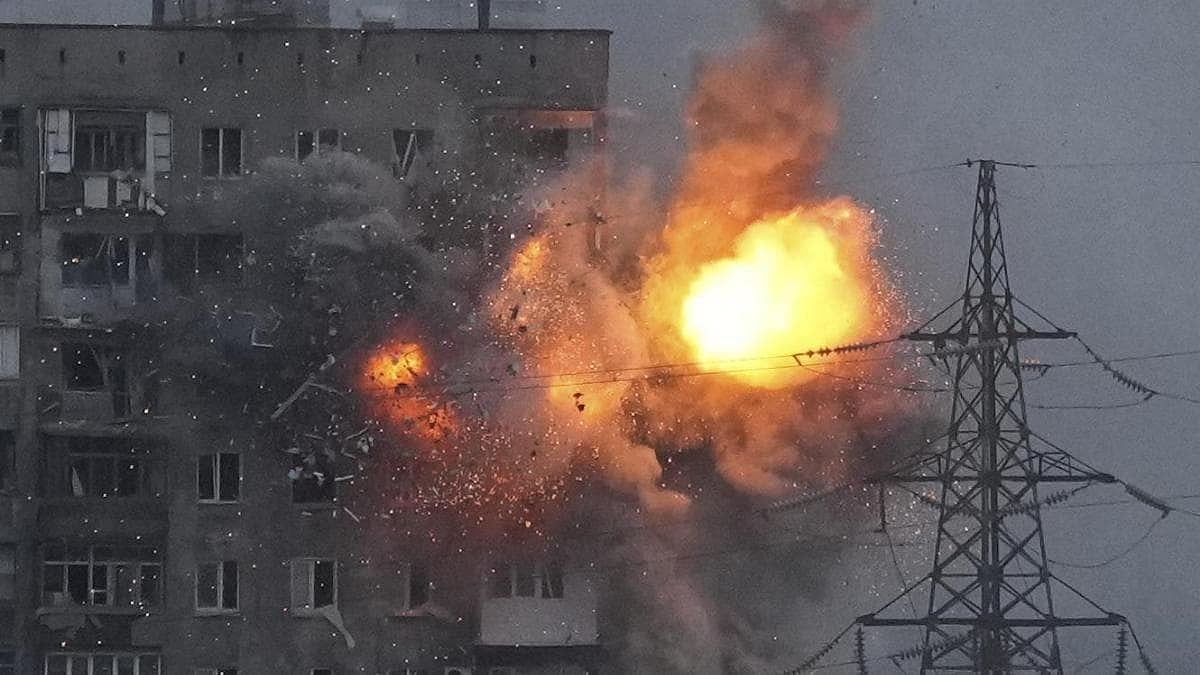 Ukraine: Russian missile kills 30 civilians at train station