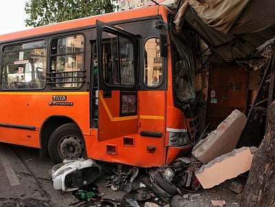 DTC bus rams into shops in Jangpura, 6 severely injured