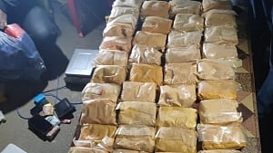 Threads being used in smuggle heroin, 395 kg seized at Gujarat port