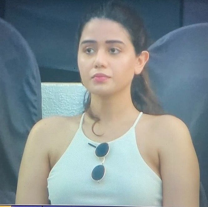 Images of mystery girl during KKR-DC match go viral