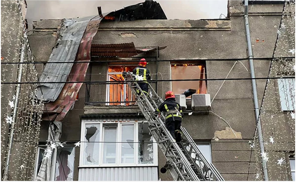 Missiles in western Ukrainian city kill 6