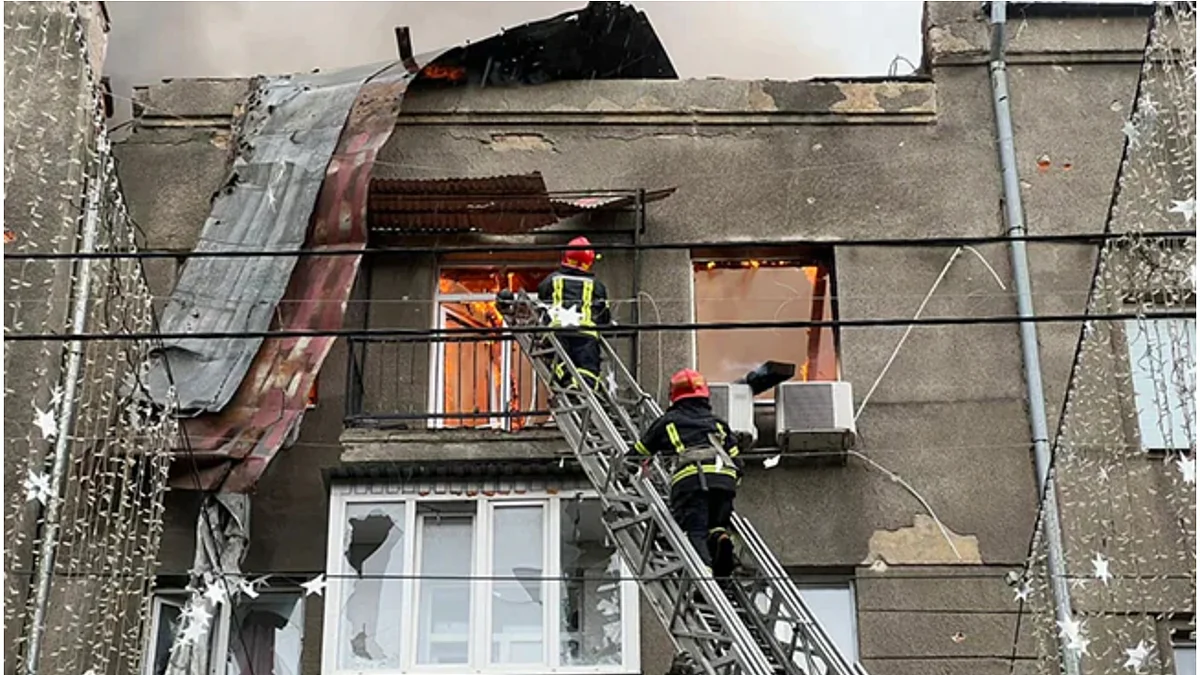 Missiles in western Ukrainian city kill 6