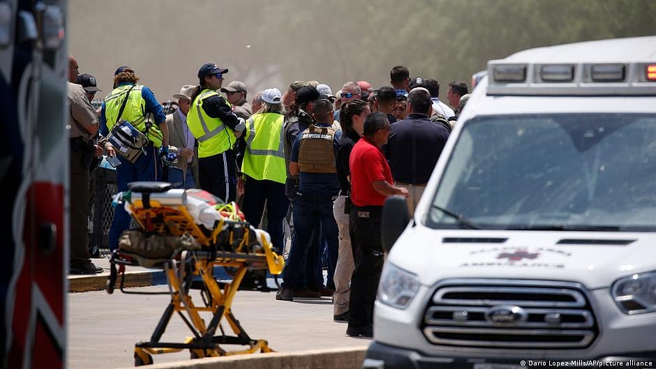 Gunman kills 21 in Texas school shooting