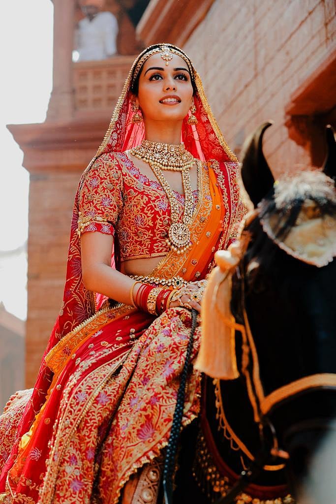 25 people dressed Manushi for 3 hours for Prithviraj wedding sequence!