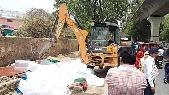 After three days halt, bulldozer rolls near Delhi's Rithala metro station