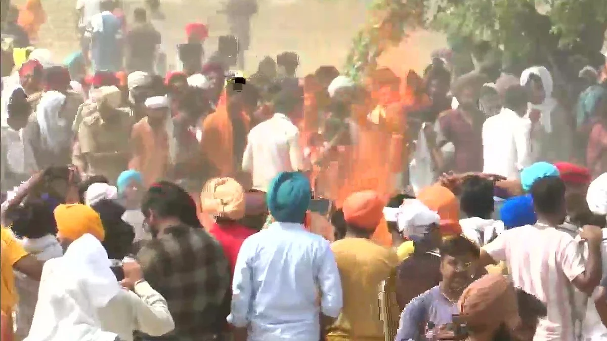 Moosewala makes final journey on favourite tractor, thousands join procession