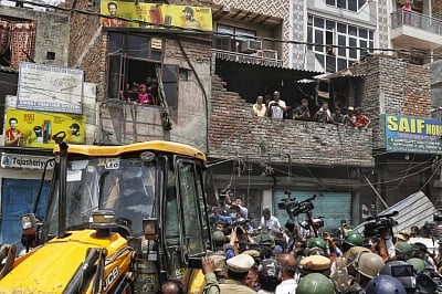 Demolition drive begins in Delhi's KN Katju Marg