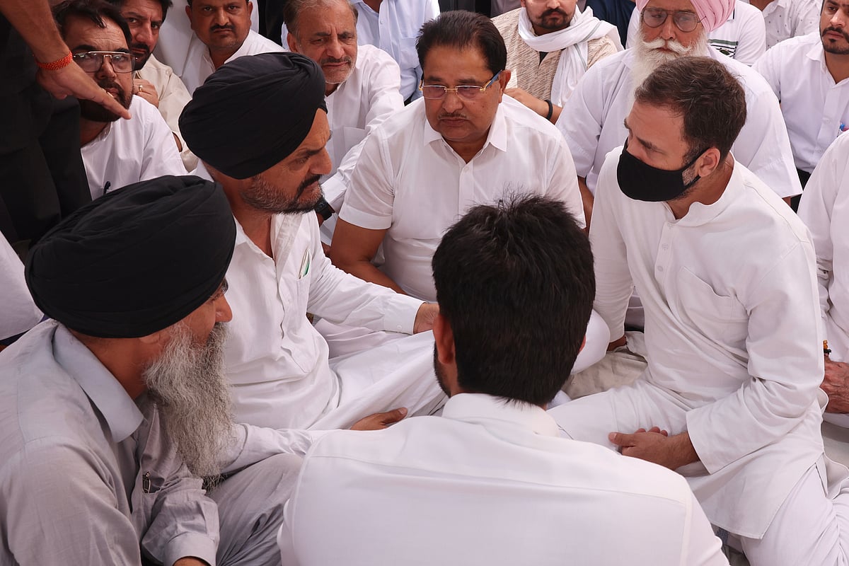Rahul Gandhi visits Moosewala's house in Punjab
