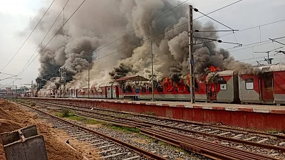 Agnipath protestors set 20 bogies of 2 trains on fire in Bihar