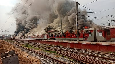 Agnipath protestors set 20 bogies of 2 trains on fire in Bihar