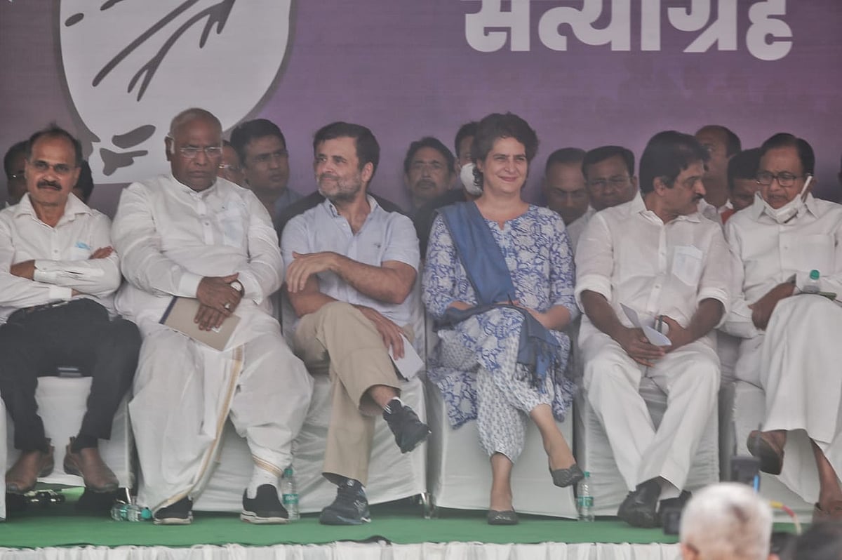 Congress MPs, MLAs from across country gather at party hqs to show support for Rahul Gandhi