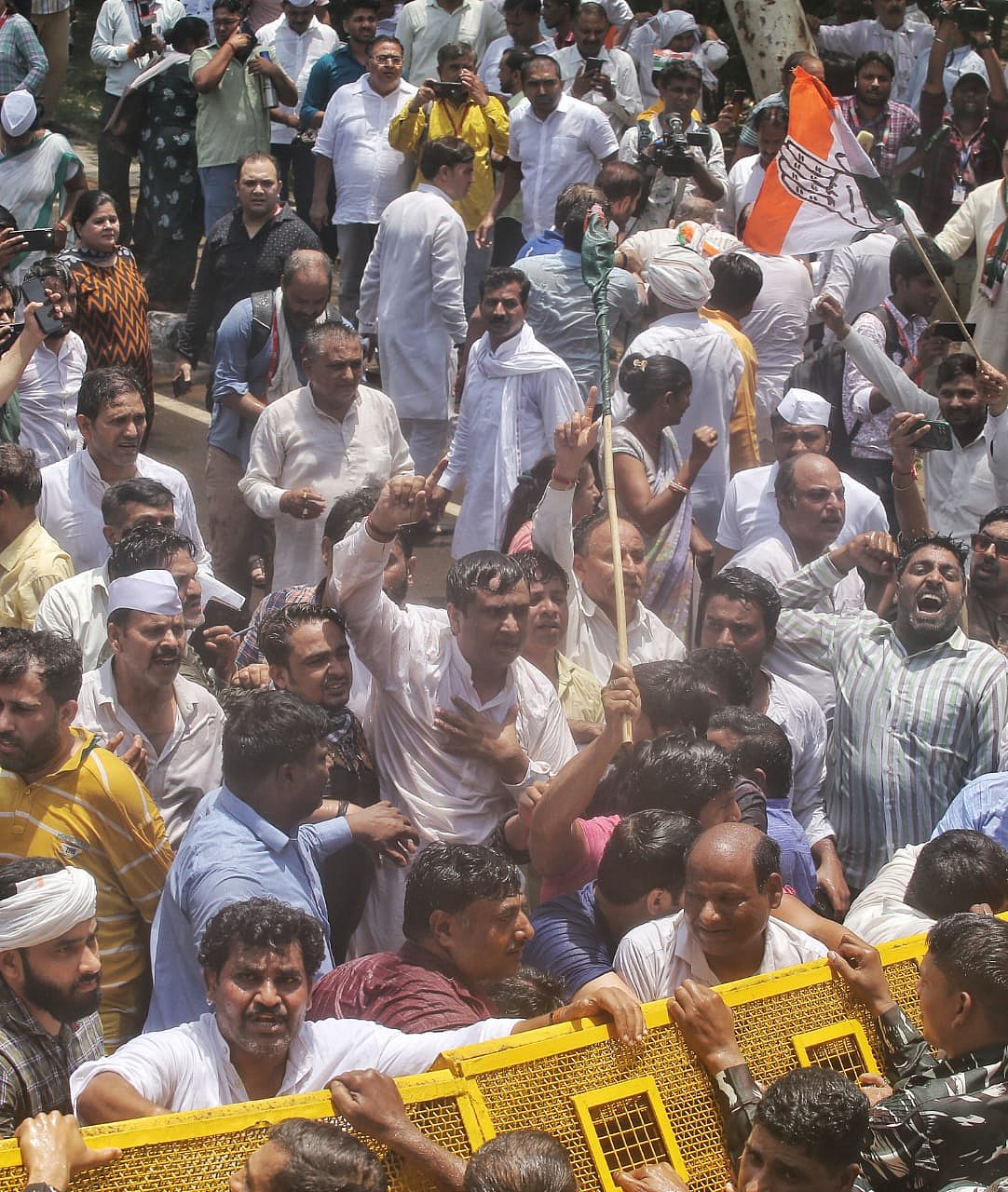 Delhi police tried to disperse protesting Delhi Cong leaders and workers with water cannons and barricades 