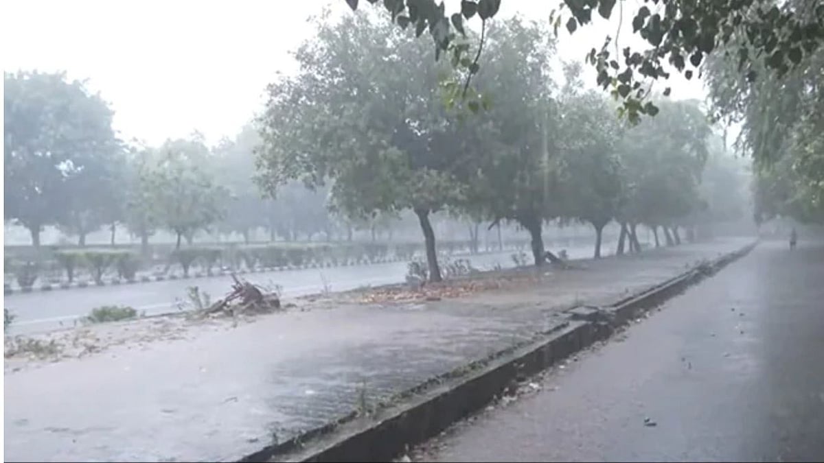 Temperature dips as heavy rains lash Delhi, adjoining cities