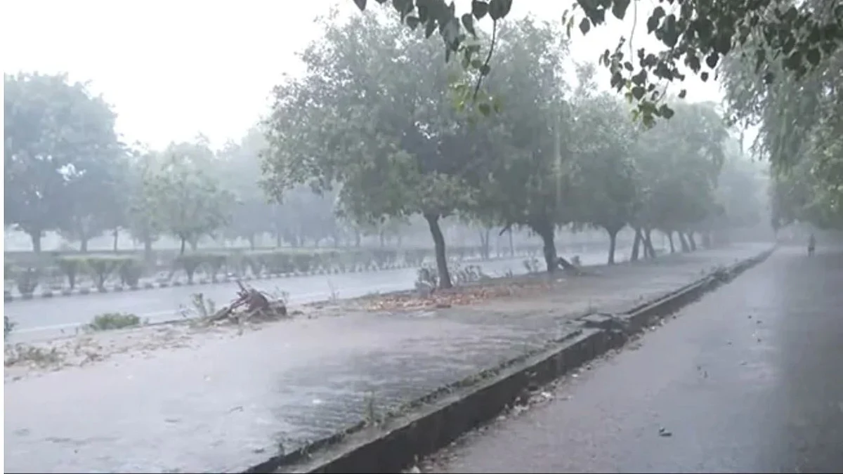 Temperature dips as heavy rains lash Delhi, adjoining cities